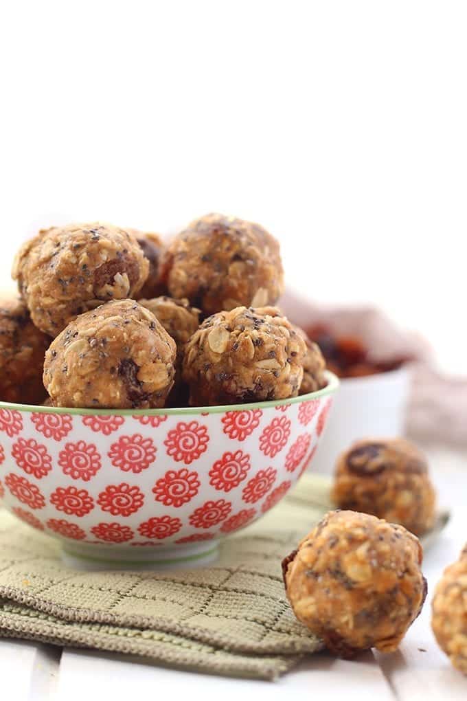This simple and healthy little no bake oatmeal protein energy balls recipe is perfect for easy snacking on-the-go! With rolled oats, protein powder, peanut butter and a touch of honey, these energy balls will keep you satisfied for hours!