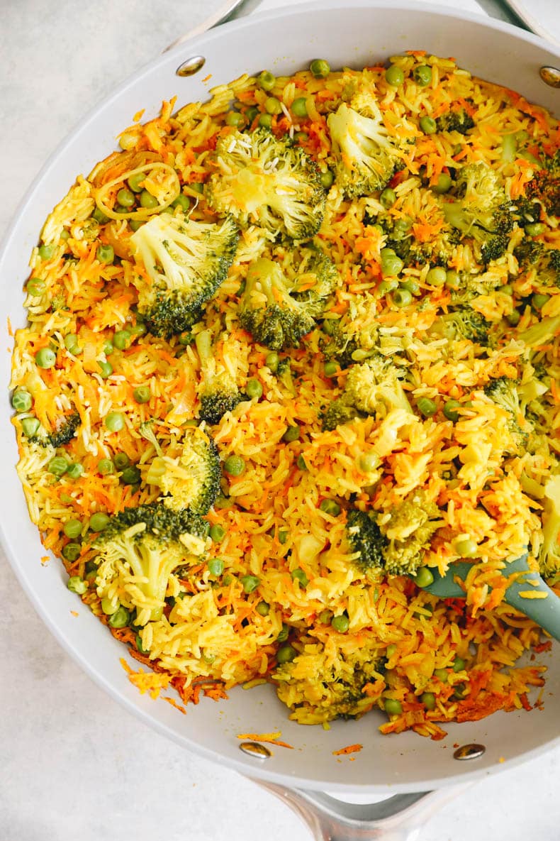 curry rice with broccoli, peas, carrot in a caraway pot.